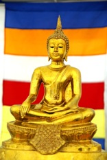 Boeddha zit voor een vlag